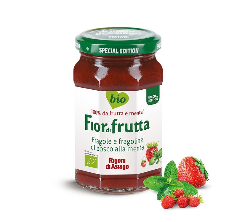 Erdbeeren und walderdbeeren mit minze